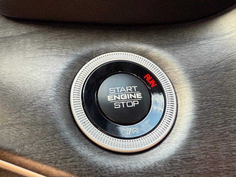 Jeep Grand Cherokee Vehicle Image 10