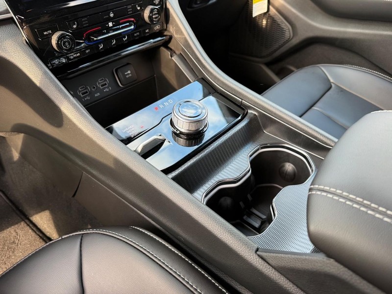 Jeep Grand Cherokee Vehicle Image 15