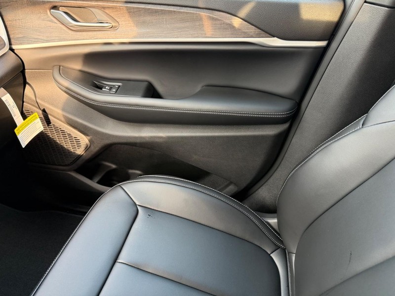 Jeep Grand Cherokee Vehicle Image 16