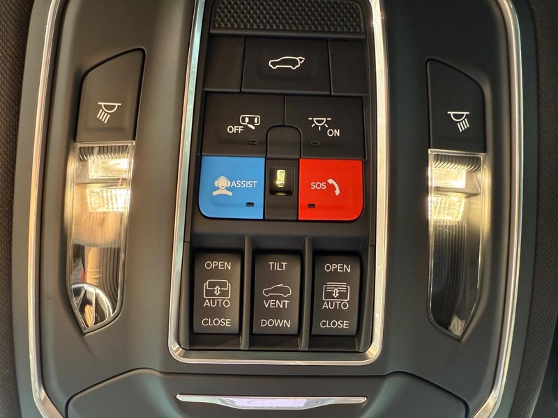 Jeep Grand Cherokee Vehicle Image 17