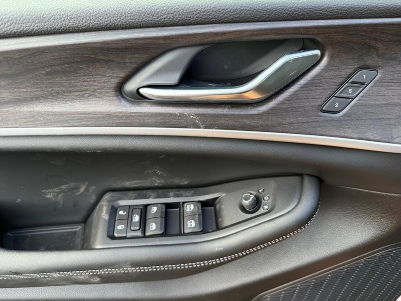 Jeep Grand Cherokee Vehicle Image 20