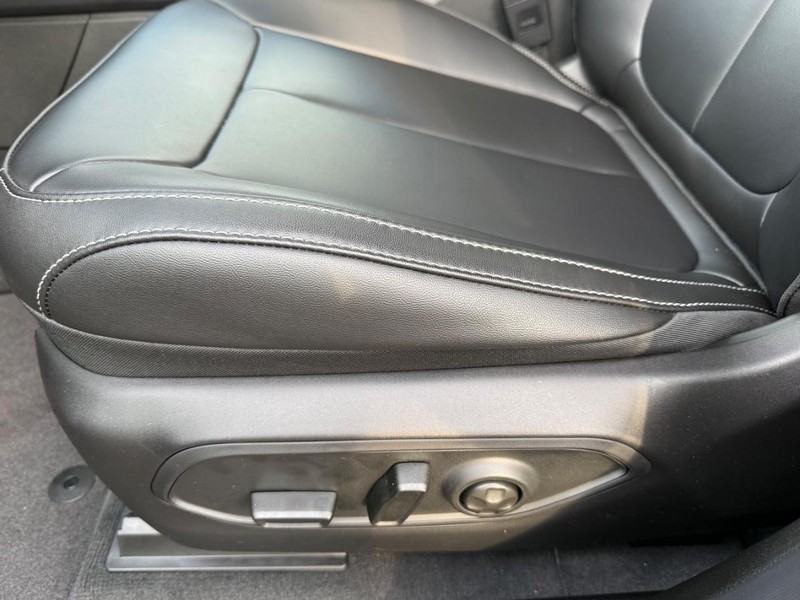 Jeep Grand Cherokee Vehicle Image 21