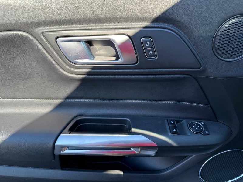 Ford Mustang Vehicle Image 24