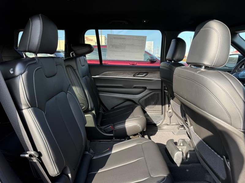 Jeep Grand Cherokee L Vehicle Image 04