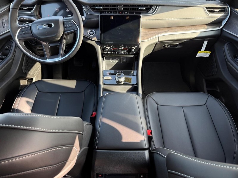 Jeep Grand Cherokee L Vehicle Image 06