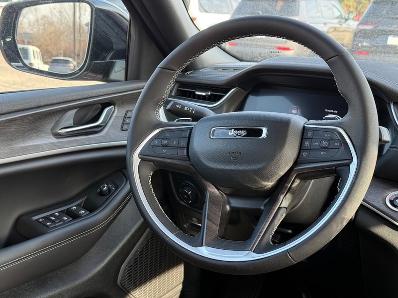 Jeep Grand Cherokee L Vehicle Image 07