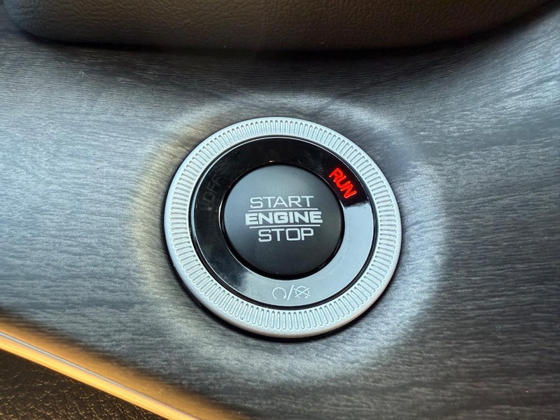 Jeep Grand Cherokee L Vehicle Image 10