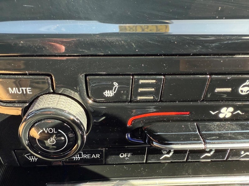 Jeep Grand Cherokee L Vehicle Image 11