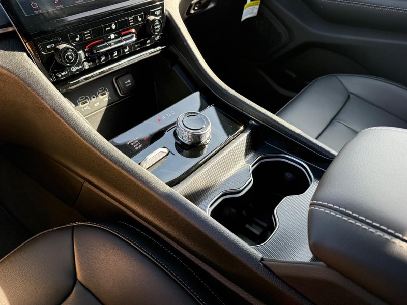 Jeep Grand Cherokee L Vehicle Image 15