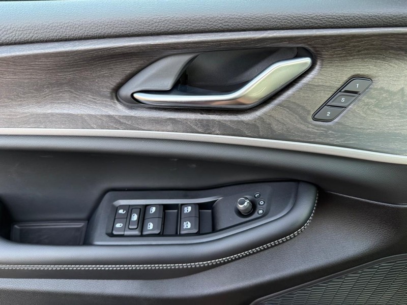 Jeep Grand Cherokee L Vehicle Image 19