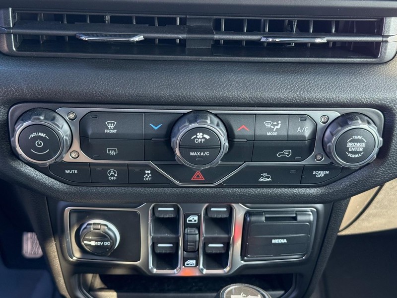 Jeep Wrangler Vehicle Image 12