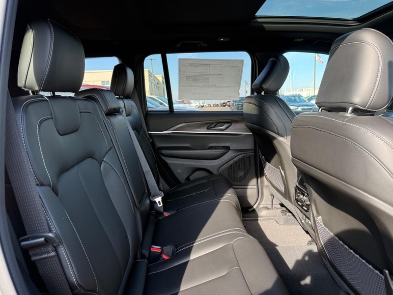 Jeep Grand Cherokee Vehicle Image 04