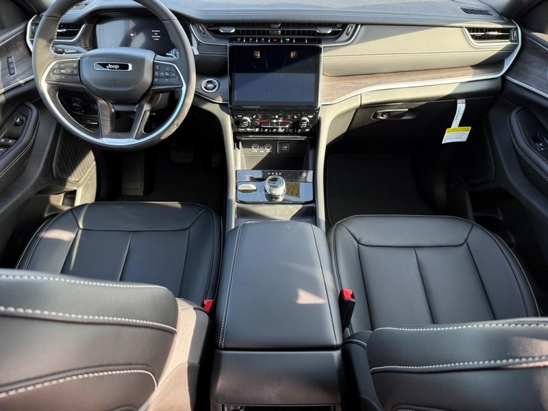 Jeep Grand Cherokee Vehicle Image 06