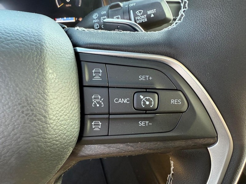 Jeep Grand Cherokee Vehicle Image 09