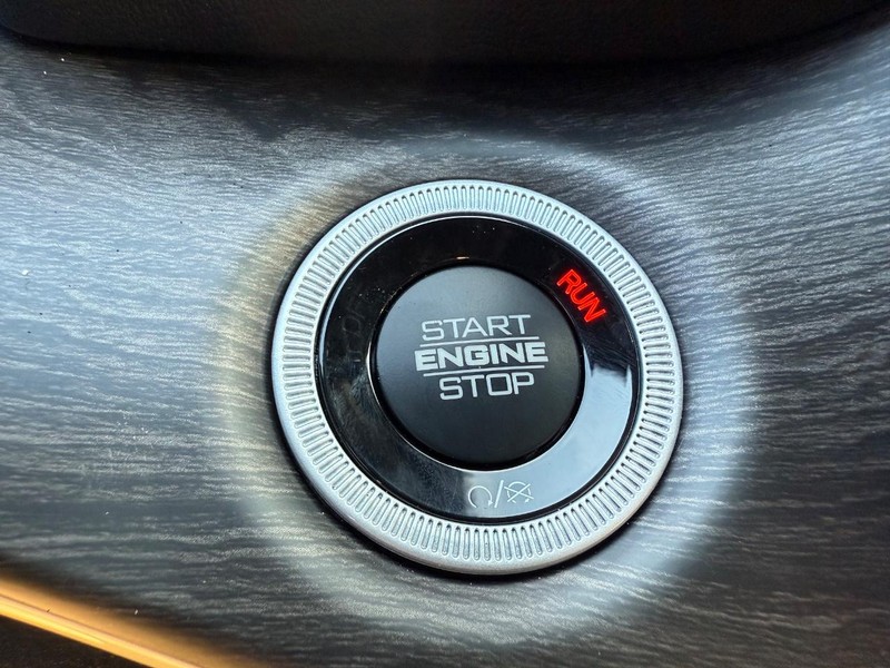 Jeep Grand Cherokee Vehicle Image 10