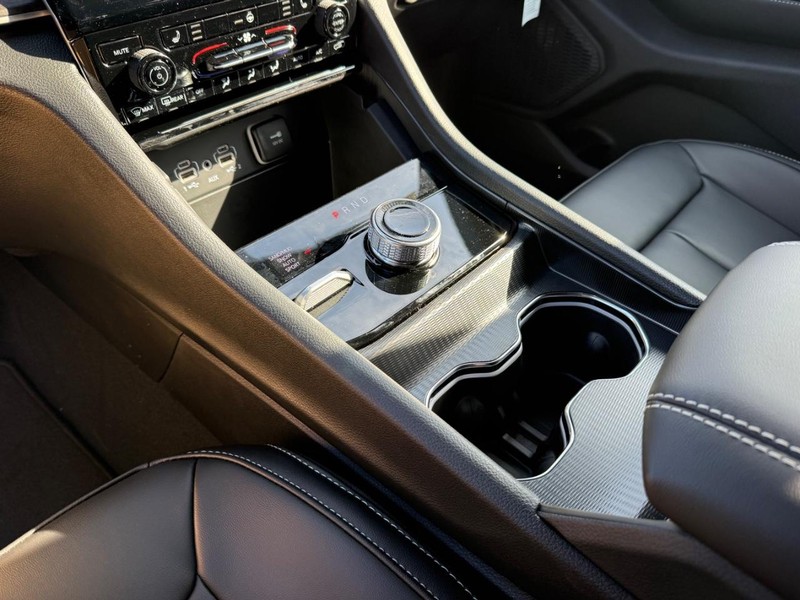 Jeep Grand Cherokee Vehicle Image 15