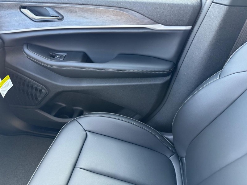 Jeep Grand Cherokee Vehicle Image 16