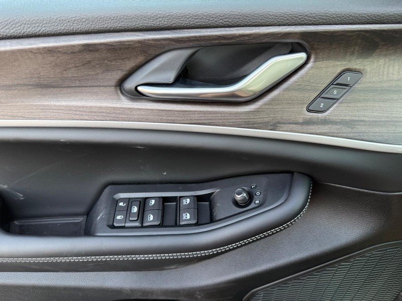 Jeep Grand Cherokee Vehicle Image 20