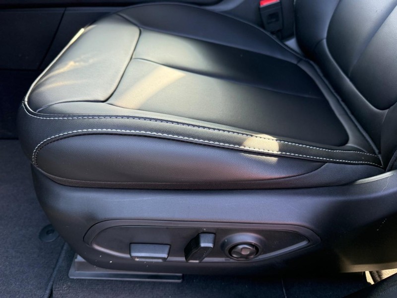 Jeep Grand Cherokee Vehicle Image 21