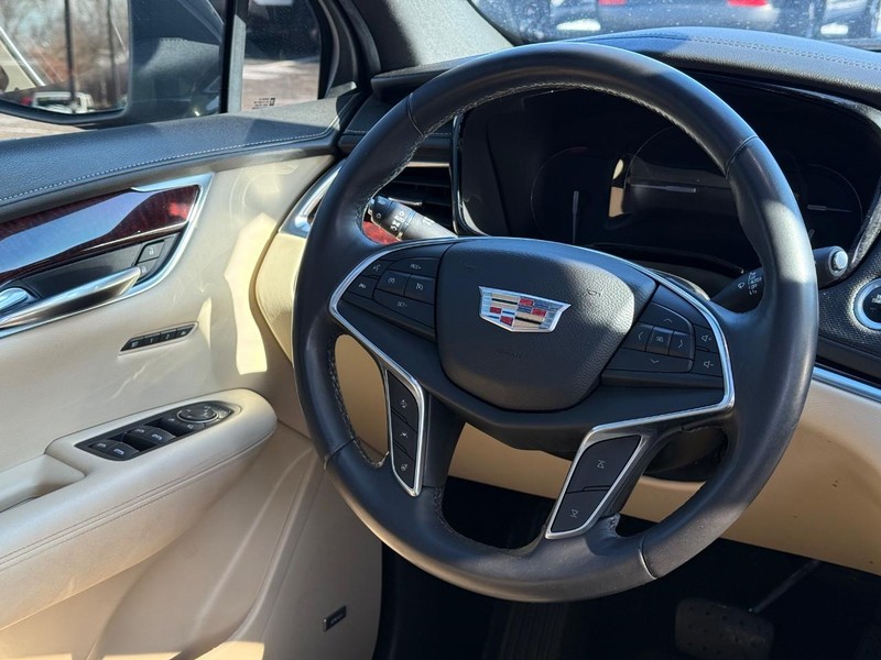 Cadillac XT5 Vehicle Image 14