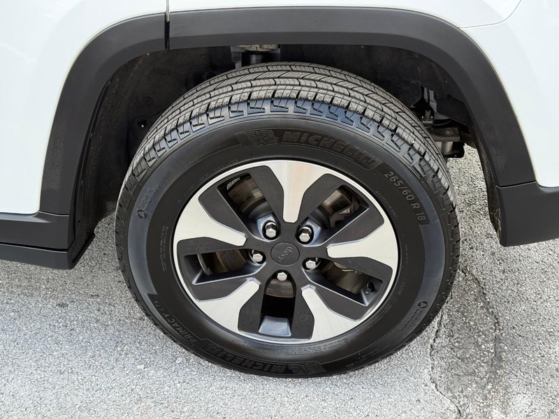 Jeep Grand Cherokee 4xe Vehicle Image 06