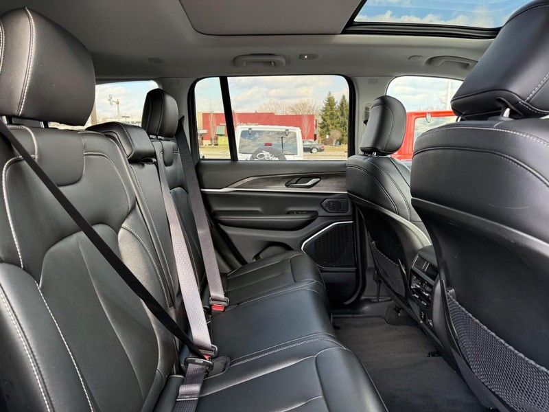 Jeep Grand Cherokee 4xe Vehicle Image 11