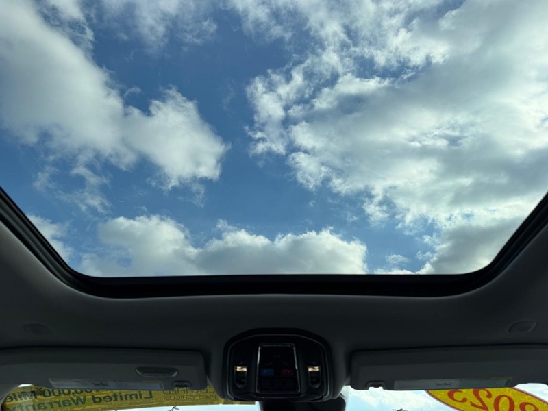 Jeep Grand Cherokee 4xe Vehicle Image 12