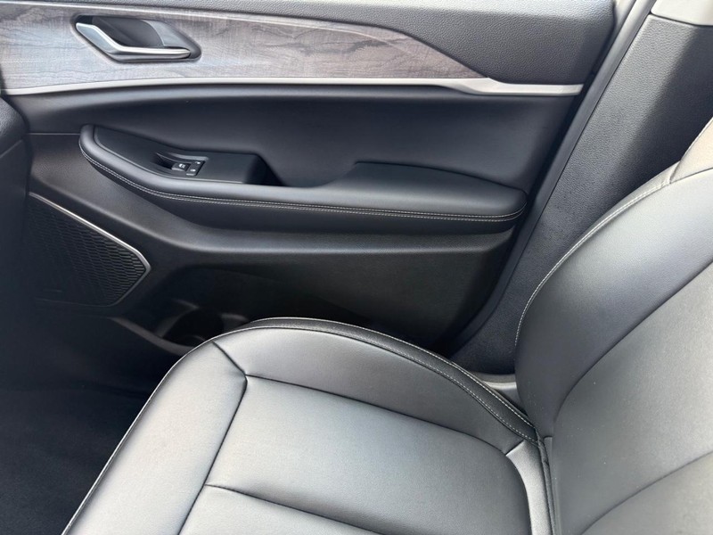 Jeep Grand Cherokee 4xe Vehicle Image 23