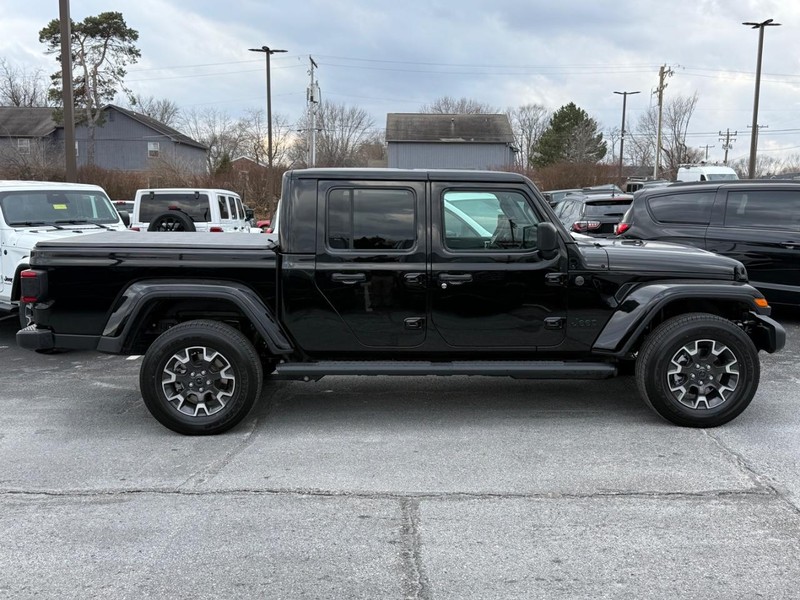 Jeep Gladiator Vehicle Image 02