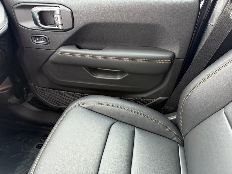 Jeep Gladiator Vehicle Image 15