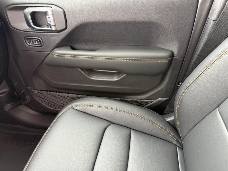 Jeep Gladiator Vehicle Image 15