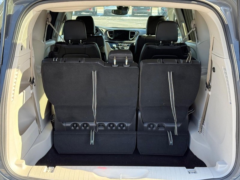 Chrysler Pacifica Vehicle Image 07