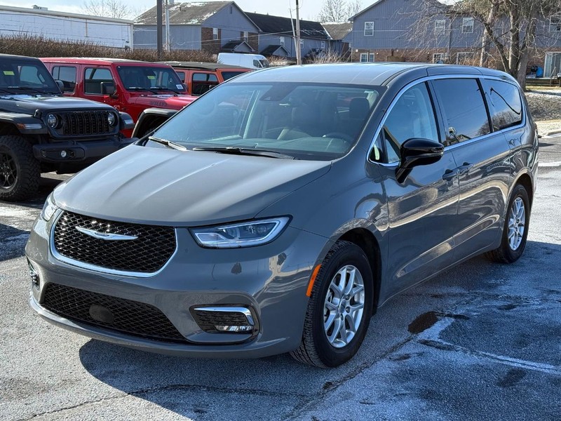 Chrysler Pacifica Vehicle Image 09