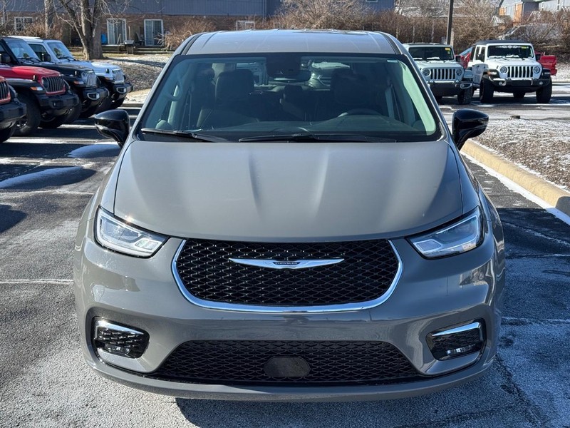 Chrysler Pacifica Vehicle Image 10