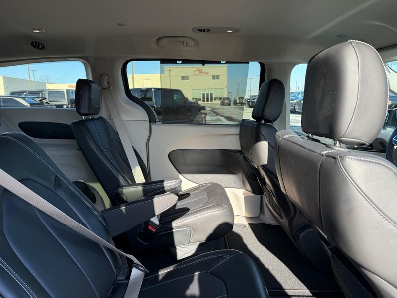 Chrysler Pacifica Vehicle Image 11