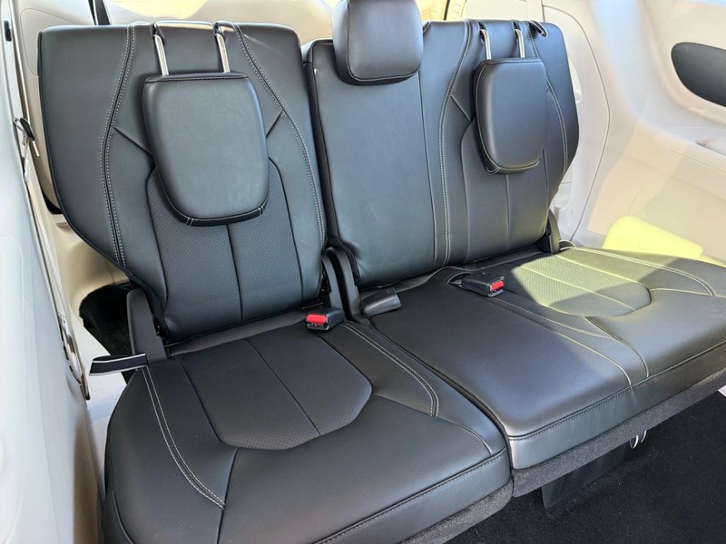 Chrysler Pacifica Vehicle Image 12