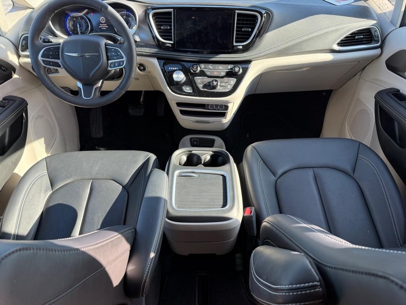 Chrysler Pacifica Vehicle Image 13