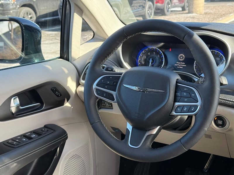 Chrysler Pacifica Vehicle Image 14