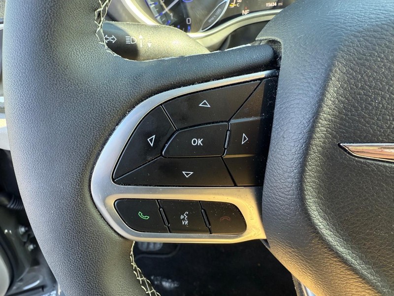 Chrysler Pacifica Vehicle Image 15