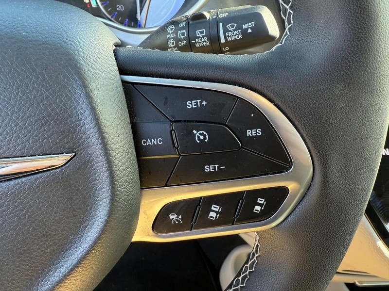 Chrysler Pacifica Vehicle Image 16