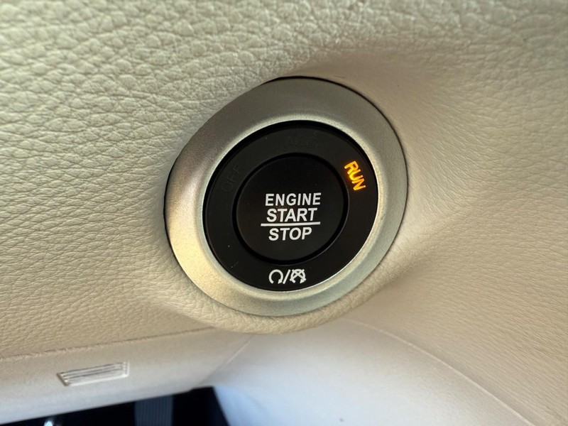 Chrysler Pacifica Vehicle Image 17