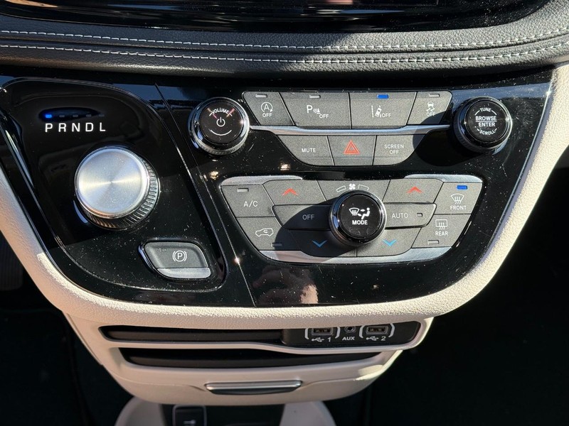 Chrysler Pacifica Vehicle Image 20