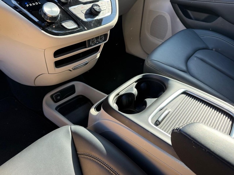 Chrysler Pacifica Vehicle Image 21