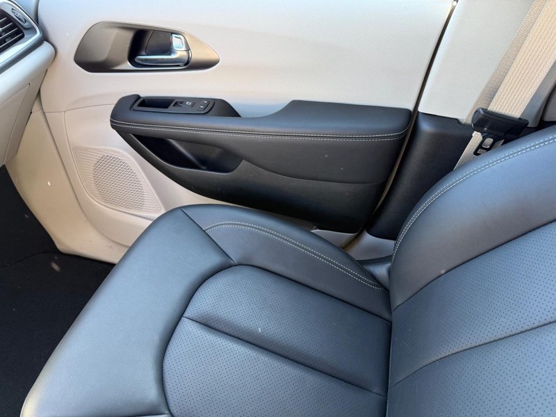 Chrysler Pacifica Vehicle Image 22