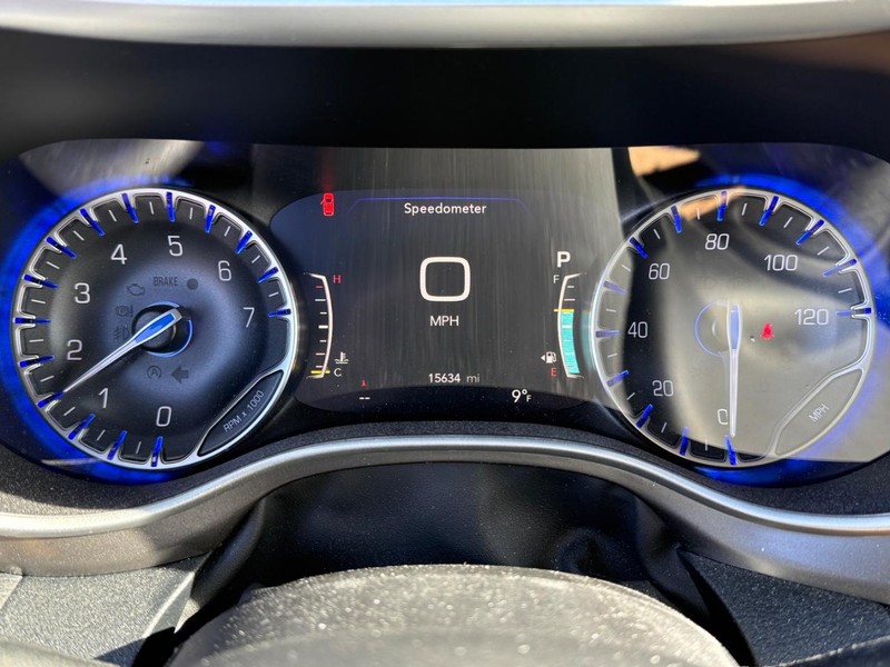 Chrysler Pacifica Vehicle Image 23