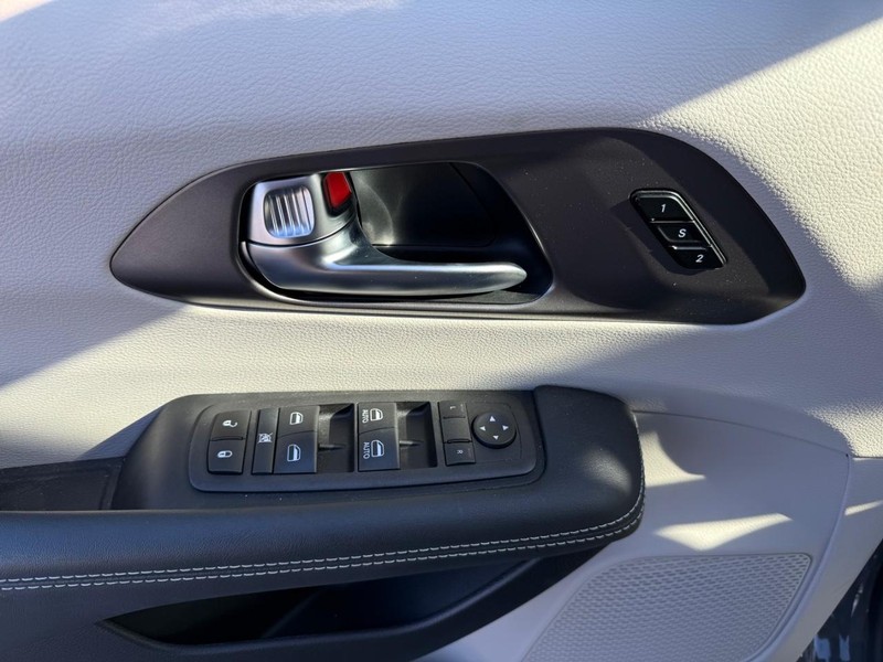 Chrysler Pacifica Vehicle Image 25