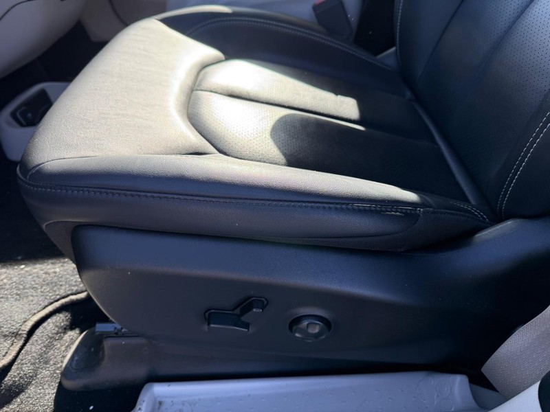 Chrysler Pacifica Vehicle Image 26