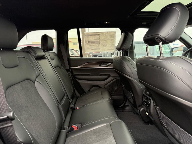 Jeep Grand Cherokee Vehicle Image 04