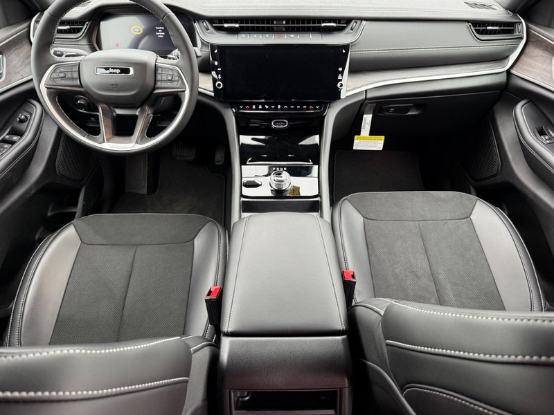 Jeep Grand Cherokee Vehicle Image 06