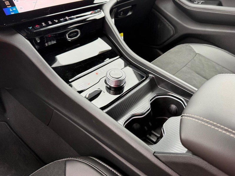 Jeep Grand Cherokee Vehicle Image 13